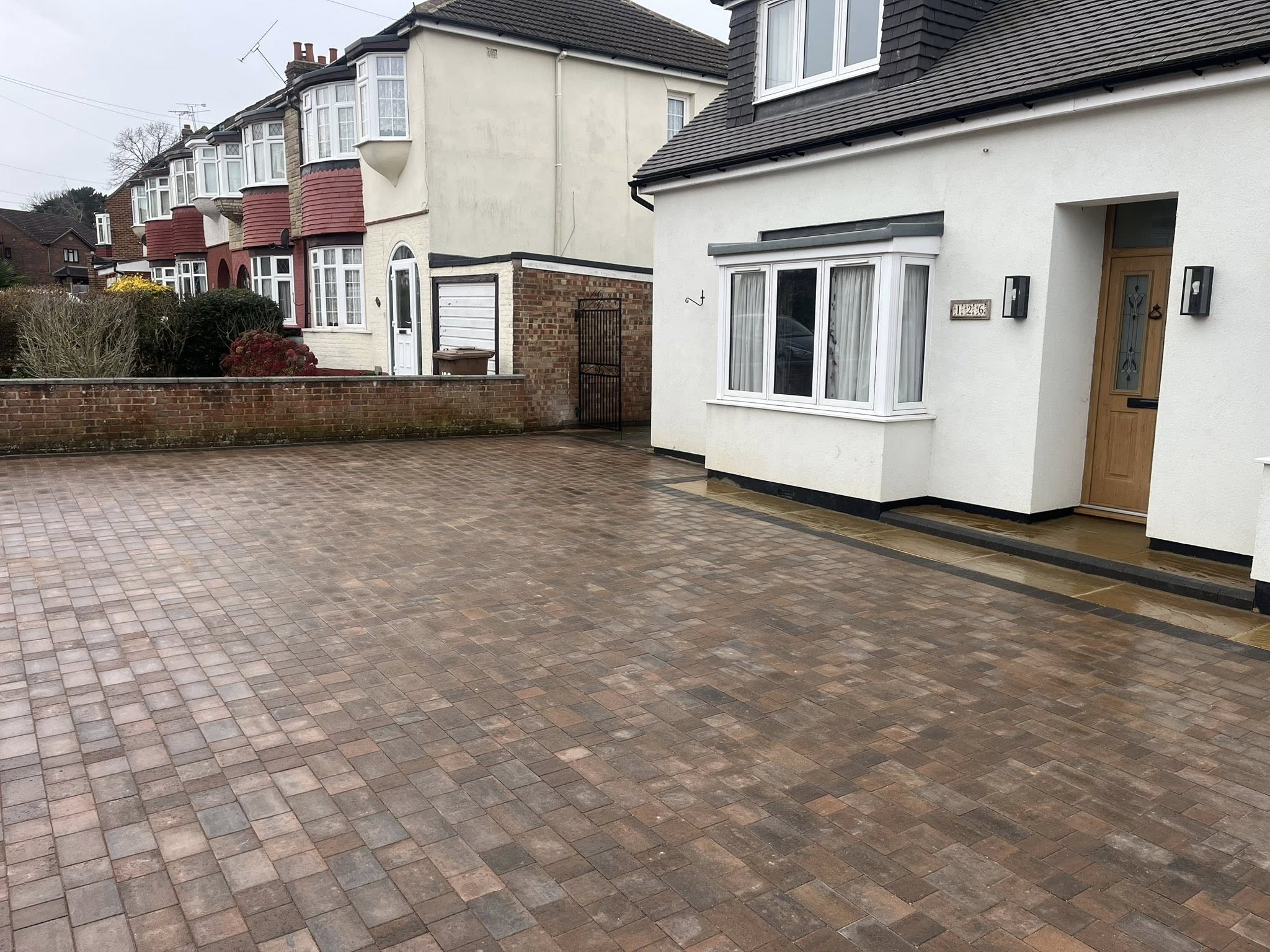 Right side view of Burnt Oak block paving driveway with borders Kent